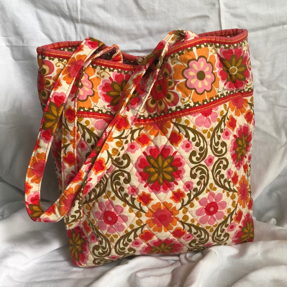 Like New Vera Bradley Classic Tote in Folkloric!